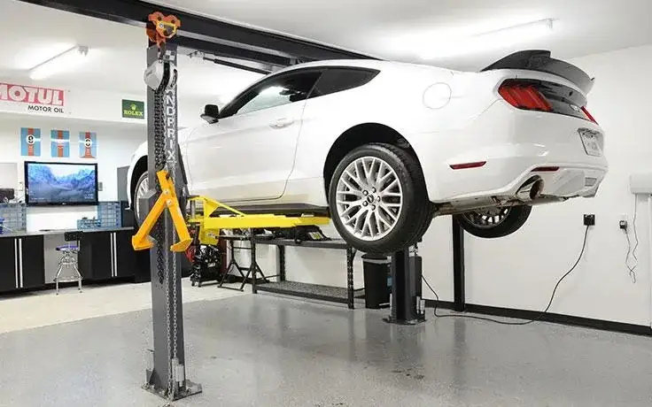 Garage automobile moderne avec véhicule sur lift dans un atelier professionnel