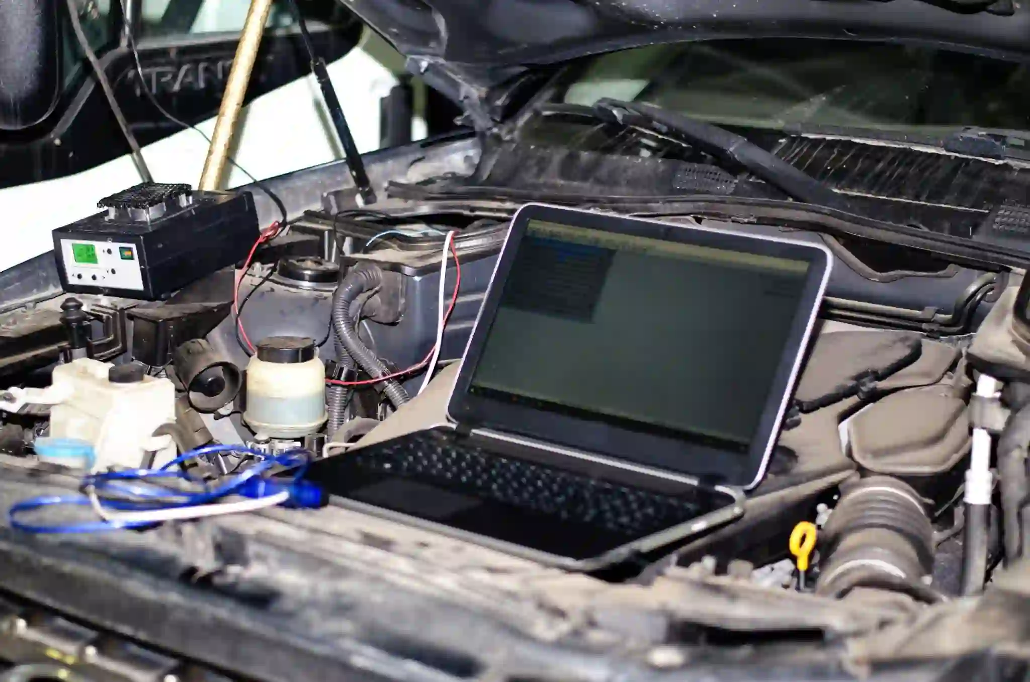 Entretien mécanique complet d'un véhicule dans un garage moderne